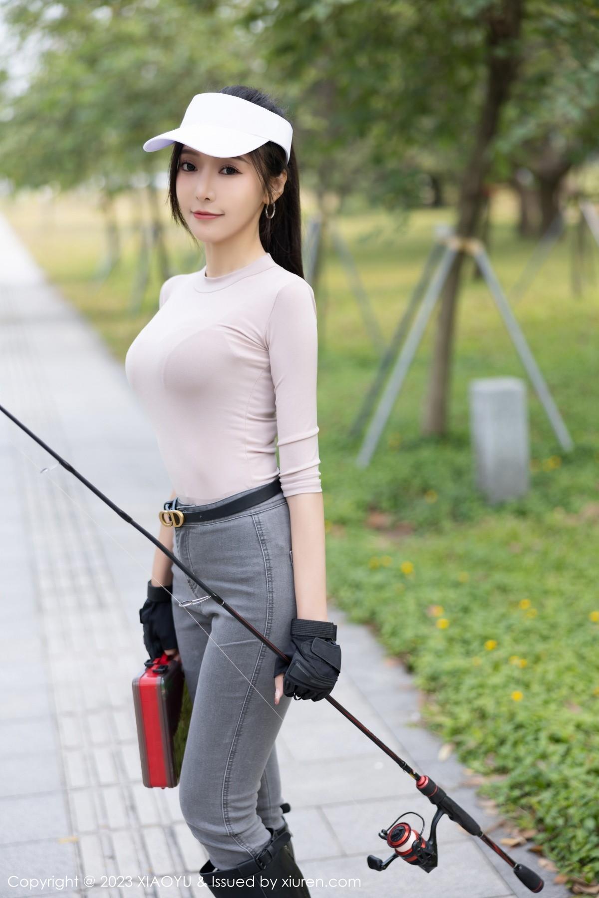 王馨瑶yanni户外浅灰收身上衣配牛仔裤秀完美身材绝美写真
