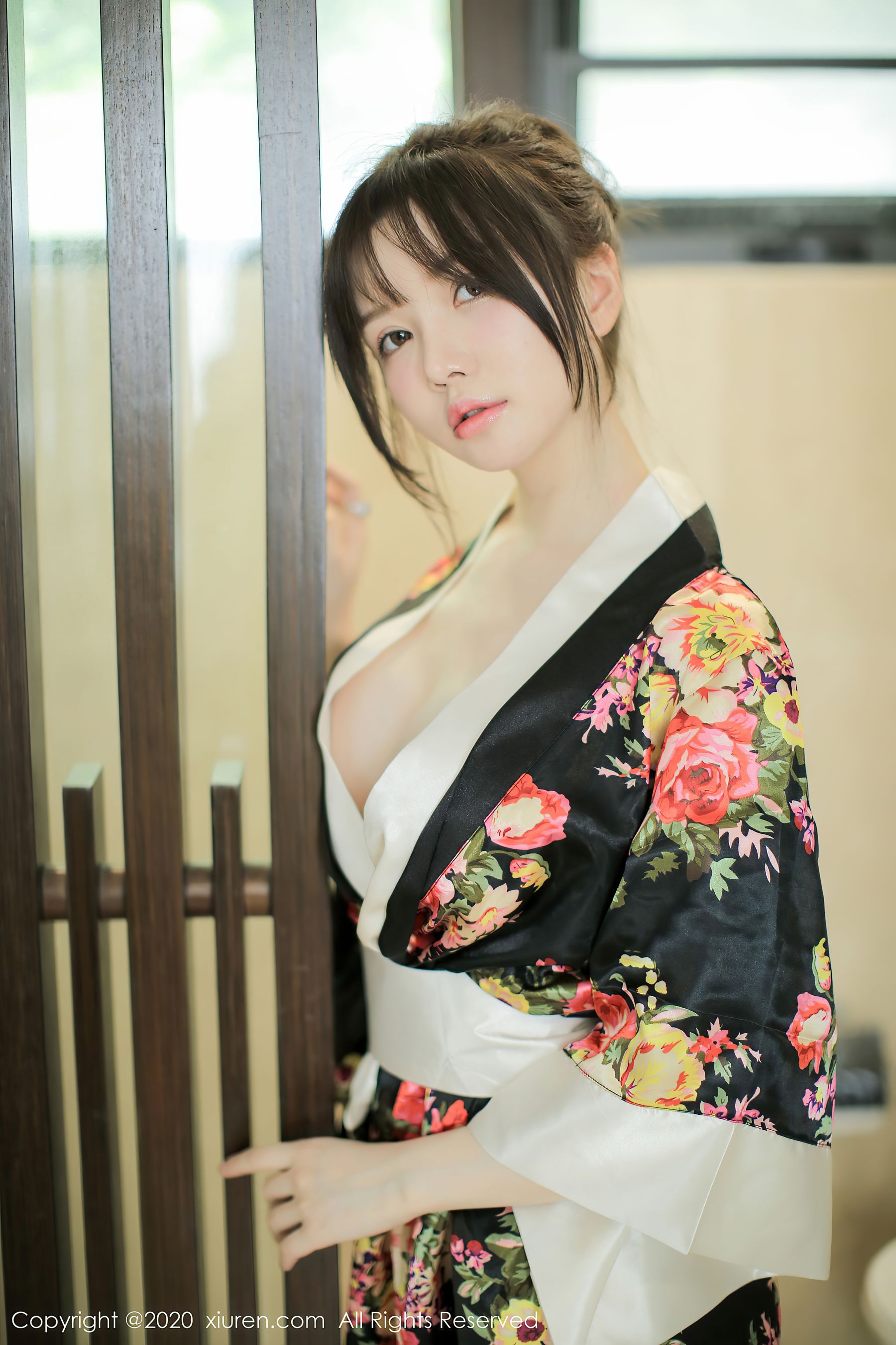 模特@糯美子Mini三亚旅拍写真发布，色彩艳丽的和服，再璀璨的服饰也不及她童颜巨乳绝佳身材夺目